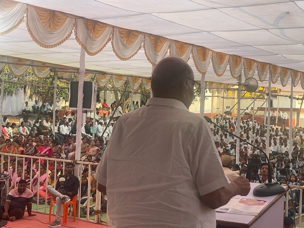 milindkhandekar's tweet photo. पवार पॉलिटिक्स 

NCP महाराष्ट्र में BJP के विरोध में है, लेकिन नागालैंड में NDPP और BJP सरकार को समर्थन दे दिया है. नागालैंड में NCP के 7 विधायक चुनकर आएँ हैं. पार्टी को विपक्ष के नेता का पद भी मिल सकता था. विधायकों ने कहा कि वो सरकार के साथ जाना चाह रहे हैं, पार्टी ने मान लिया. https://t.co/T0SLls4Y5B