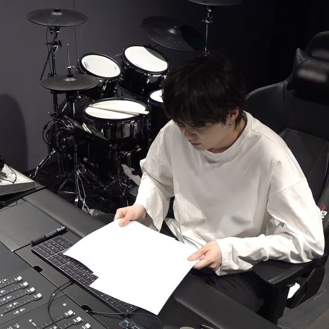 btsclxss's tweet image. • canetadas do yoongi (solo) que alteram a química do meu cérebro; uma thread para exaltar o talento de um dos meus compositores favoritos. ♫