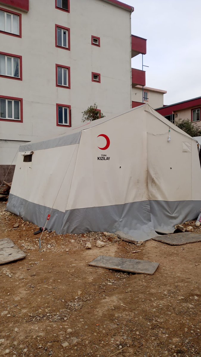 Teyzemler Maraş’ta bu çadır da kalıyor.İlayda lise son sınıfta Üniversite sınavına hazırlanıyor.Evden hiçbir şey alamamış.Öğretmenler internet üzerinden canlı ders vermek istemiş ama katılacağı ne tablet ne de leptop sahip değil destek olabilecek birileri var mı acaba🥹🙏🏻