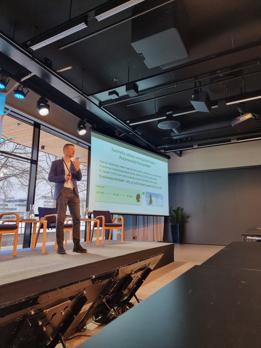 Vety jatkojalosteineen mahdollistaa fossiilittoman energian varastoinnin ja energiamurroksen. Vetymarkkina 10000 mrd.€ v. 2050, ja Suomella valttikortit kuten puhdas vesi ja vakaa infra. "Jos ei löydä linkitystä omaan bisnekseen pitää katsoa peiliin." <a href="/HerkkoPlit/">Herkko Plit</a> #Inframarkkinat