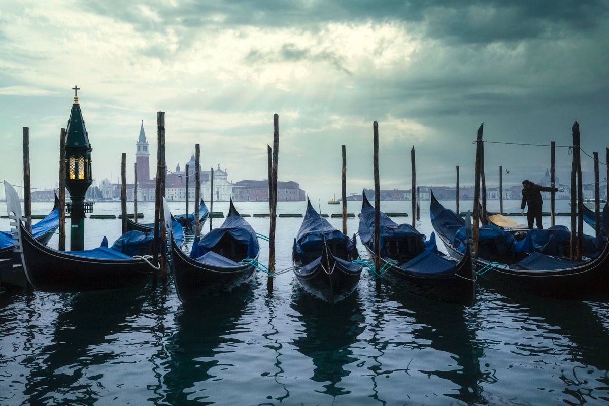 marcosecchi's tweet photo. Early morning in Saint Mark's Basin: A peaceful moment at the Gondolas stop in Venice. Despite the cloudy winter sky, the iconic place is as charming as ever.
.
#Venice #HiddenGems #ItalianAdventures #venise #venezia #visititaly #veniceitaly #venedig #igvenezia #veneziaunica https://t.co/cGGHvHhYgq
