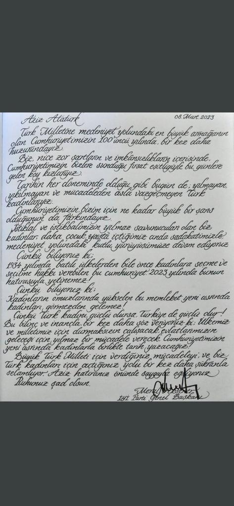 Meral Akşener'in 8 Mart Anıtkabir Hatıra Defteri Yazdığı el yazısının güzelliği sosyal medyada gündem oldu.