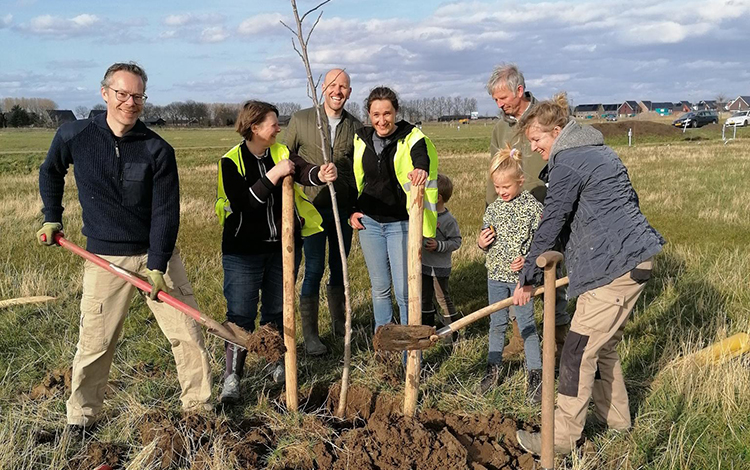 Hoe dragen onze collega’s ook buiten de #HU bij aan de samenleving? Deze keer in de serie #WijZijnHU: Annette Prinsen, docent Finance &amp; Control en vrijwilliger bij Voedselbos Woest: “Een voedselbos is voor luie boeren.” social.hu.nl/3T32QEv