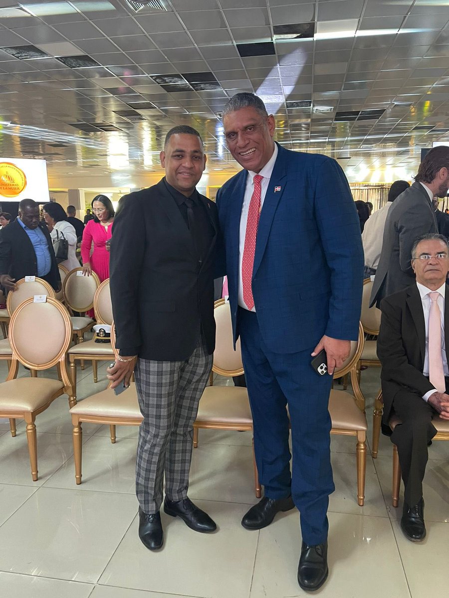 raymundoortizd's tweet photo. Con el buen amigo @chuvasquez  en el acto de celebración del día internacional de la mujer @MayrajimenezTFJ  @luisabinader https://t.co/9aC4ogEZWD