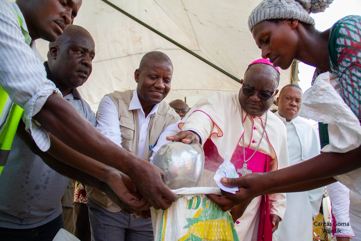 GomaCaritas's tweet photo. Visite de Mgr #Willy #Ngumbi, Évêque de Goma et de #Francisco #Mendes, Chef de Programme/#PAMEst du #Congo au camp des déplacés de guerre #ACOGENOKI ce 8 mars 2023. Un partenariat #CaritasGoma et #PAM qui sauve des vies. #Vivres #Déplacés #GuerreM23 #Compassion #Église https://t.co/xtb7M3zwN7
