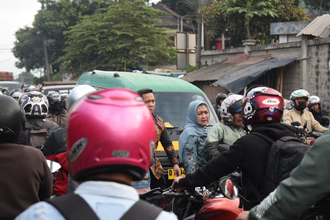Macet-macetan di jalan demi mengejar momen sekali seumur hidup menyaksikan anak kesayangan, Gilang Prasetya saat menampilkan penerjunan perdana dalam upacara penutupan Pendidikan Para Dasar Taruna Akmil Angkatan ke IV di Lapangan Suparlan Pusdiklatpassus, Batujajar Bandung.