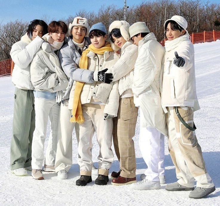 bts_threads2's tweet photo. #BTS members smile when they hug Yoongi ....

A adorable and beautiful thread ~ https://t.co/UOHgBvpQ7X