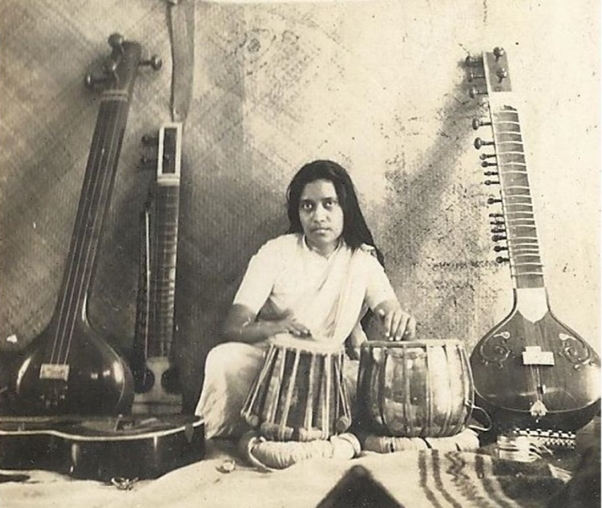 Purnima Sinha was the first Bengali woman to receive a doctorate in physics. 

She analyzed clay structures using X-ray equipment that she built from salvaged World War II-era parts, and with her team, classified more than 50 clay samples. #WomensHistoryMonth