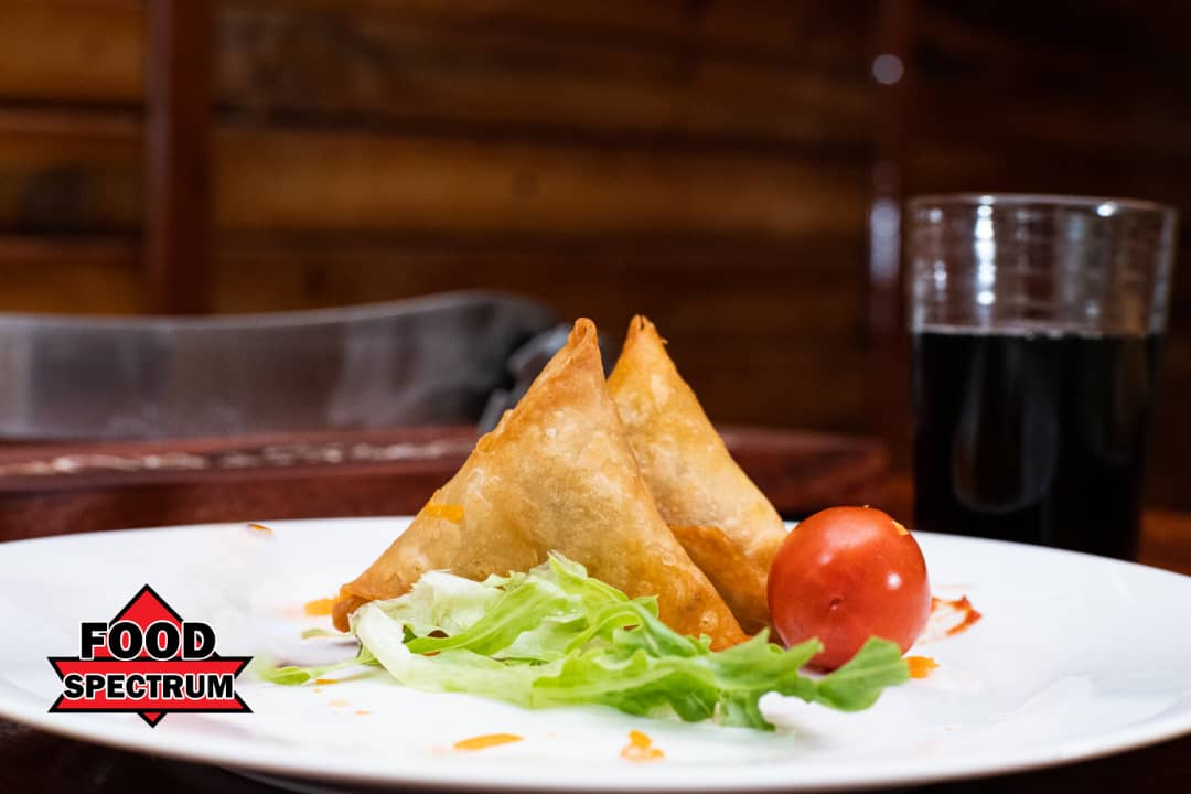 FoodSpectrum2's tweet image. Our crispy, golden and delicious samoosas are full of flavourful beef, chicken and vegetable filling and will leave your taste buds tantalised😋