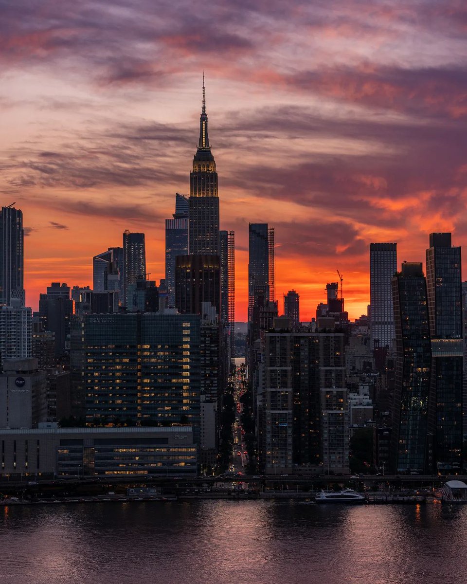 EmpireStateBldg's tweet photo. It’s a beautiful night to wear white #ESBright 
 
📷: kingy27nyc/IG https://t.co/ALFPGFbUIZ