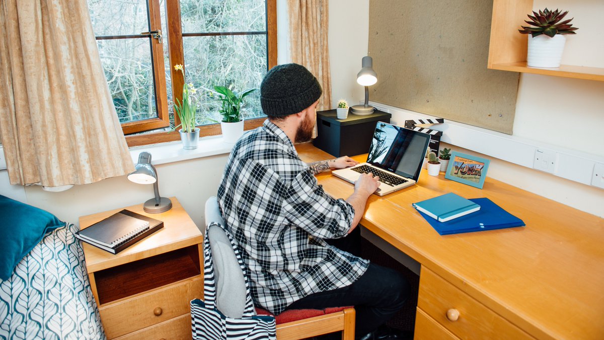 Looking to join us later this year? Weighing up your accommodation options? Have you thought about University Managed Housing (UMH)? 

Unique living spaces 🏡 
4 to 8 bedroom houses 🛏
Always with other YSJ students 🧑‍💻
Managed by YSJ 🎓

Find out more⬇️
yorksj.ac.uk/study/accommod…