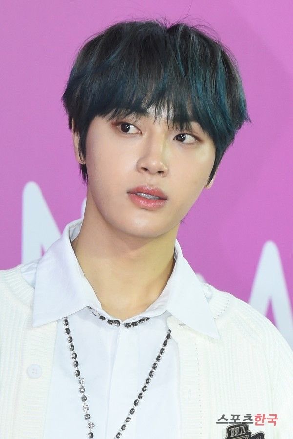 🍰| 

يوم ميلاد سعيد للفتى المبهر الذي يجيد كل شيء ! والمليء بالسحر والروعة الخاصة به! هاكنيون الذي نحبه بجانبه البريء والمشرق واللطيف، وجانبه القوي والمبهر..نتمنى أن نرى هاكنيون وهو يظهر كل ما يجيده..و نتمنى لهانيوني أياما مليئة بالحب والسعادة برفقة الأعضاء والذابيز🥺🤍..