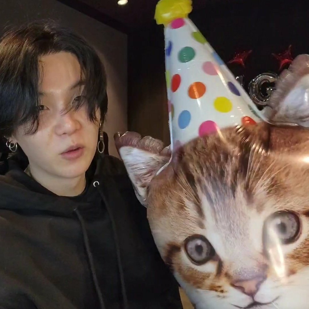 yoongi with cat balloon <3