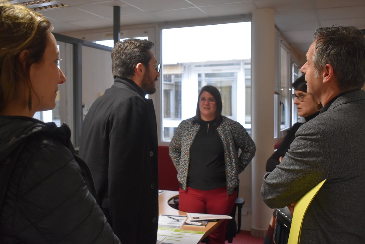 M. Antoine PLANQUETTE, sous-préfet de l’arrondissement du Puy-en-Velay, , est allé à la rencontre des professionnels mobilisés ce mardi à l’occasion d’un job dating au Puy en Velay afin de valoriser leurs métiers. Plus d'info : facebook.com/prefet43/