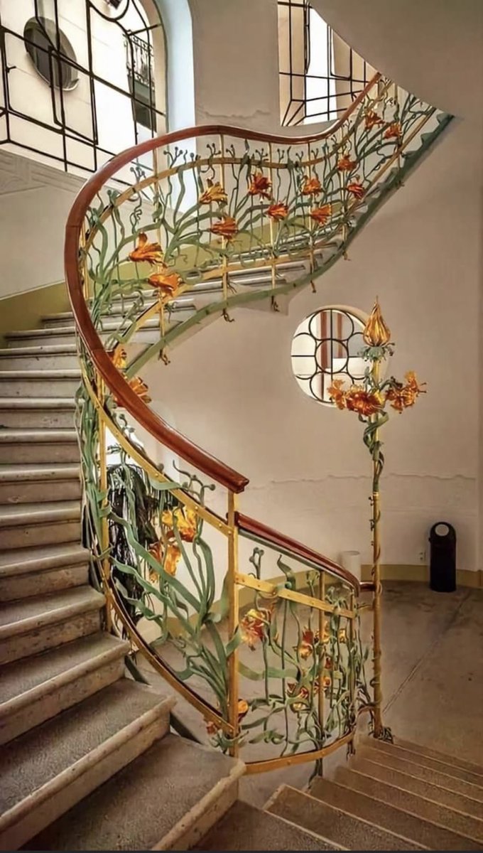 playinglesshurt's tweet photo. Good morning. This exceptional art nouveau staircase was designed by Hungarian architect Ede Magyar (1877-1912.) Called “The Hungarian Gaudi” his works can be seen mainly in Szeged. Sadly he commit suicide at the age of 35 after being disappointed in love. #art #architect https://t.co/LJg4zUYxH9