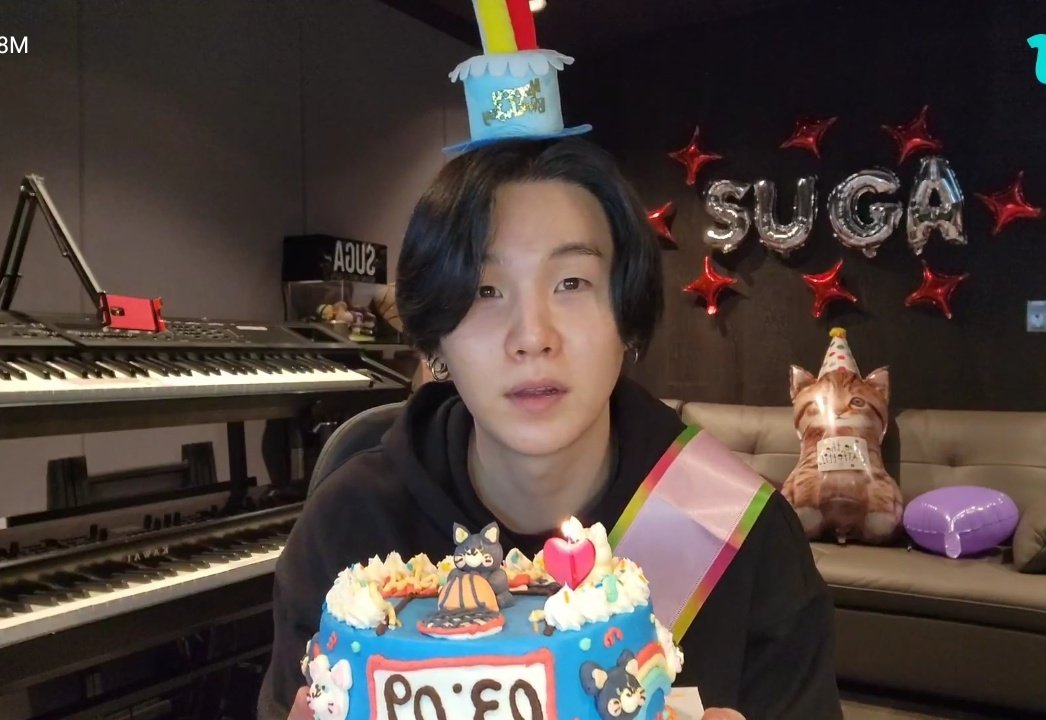 mubai__jk's tweet photo. มึง พี่ยุนกิเอาเค้กมาเป่าเสร้จปุ้บ เอาเข้ากล้องปั้บ คือไม่กินเรย 5555555555555 https://t.co/qQQMUNwwby