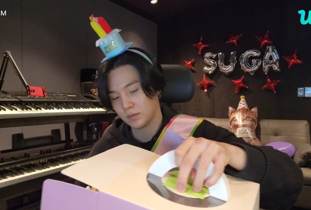mubai__jk's tweet photo. มึง พี่ยุนกิเอาเค้กมาเป่าเสร้จปุ้บ เอาเข้ากล้องปั้บ คือไม่กินเรย 5555555555555 https://t.co/qQQMUNwwby