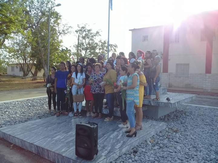 Muchas felicidades a todas nuestras compañeras en este día especial de la mujer. Muchos motivos para celebrar🥃 y otros tantos para continuar la lucha 💪. Feliz de tenerles como compañeras en este camino. <a href="/GladysArtemisa/">Gladys Martínez Verdecia</a> <a href="/NancyWongMarti1/">FMC Provincia Artemisa</a> <a href="/FunccuadroA/">Alina Echevarría Sánchez</a>