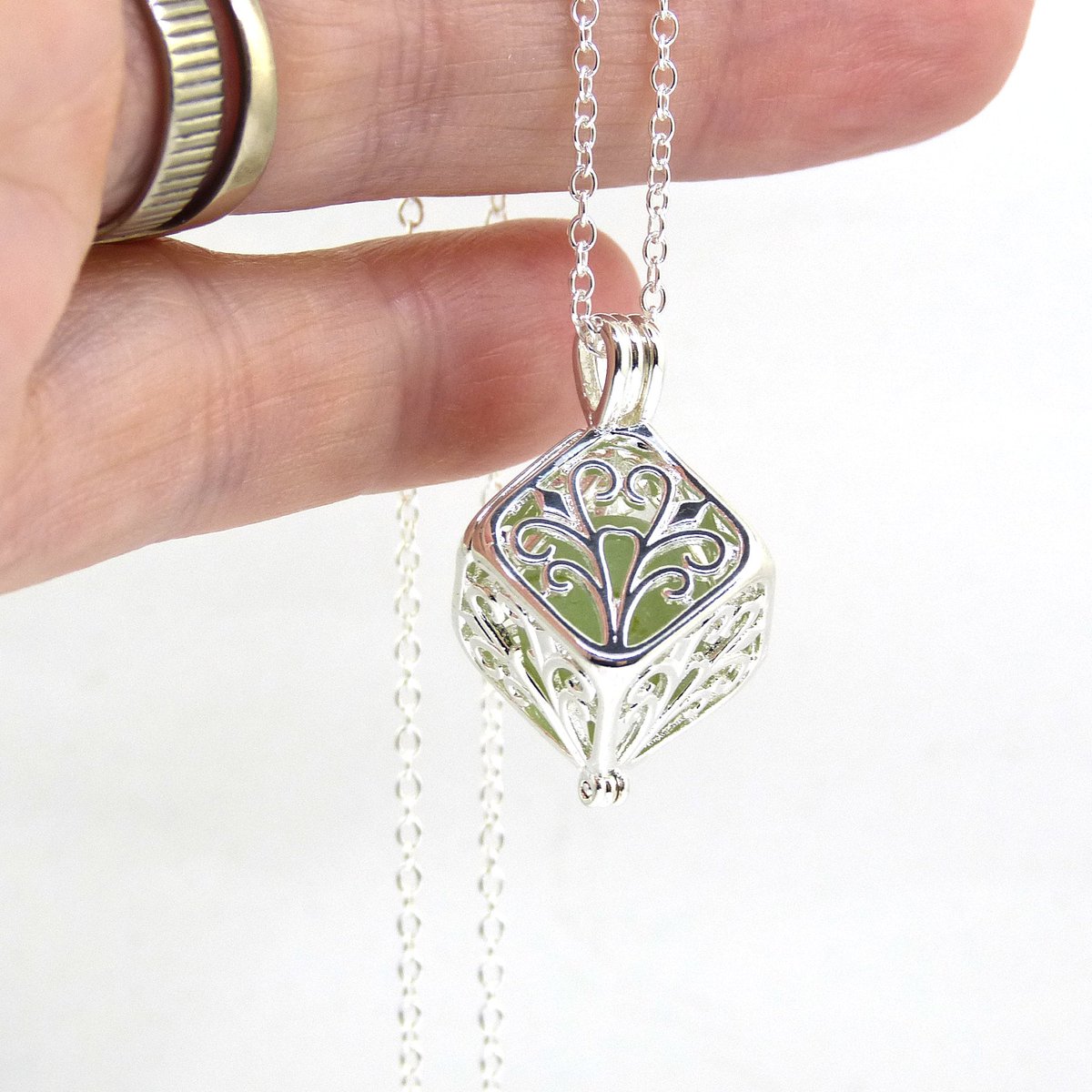 TheStrandline's tweet photo. Seafoam Green Sea Glass Marble Box Locket Necklace, The Strandline https://t.co/PnvYgoVjZr #shopindie #supportsmallbusiness #Etsy #northumberland #thestrandline #UKGiftHour #HandmadeHour #EarlyBiz #warkworth #UKGiftAM #MermaidsTears https://t.co/RkGtIDZLle