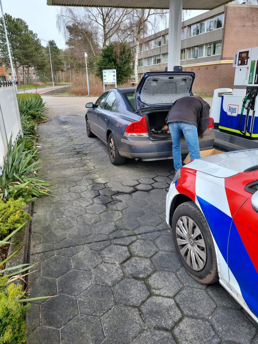Auto viel op door sterke bezinegeur. 
Niet verzekerd, niet gekeurd, bestuurder en eigenaar niet wonend in Nederland. Auto in beslag en bekeuringen.