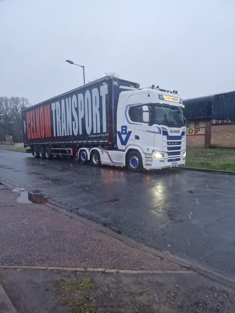 Still looking great as the snow begins to fall ❄☃🚛 - Stay safe everyone 🧡

#celkom #snowday #staysafe #anyweather #anylocation #anyload #pallettrack #expresshaulage