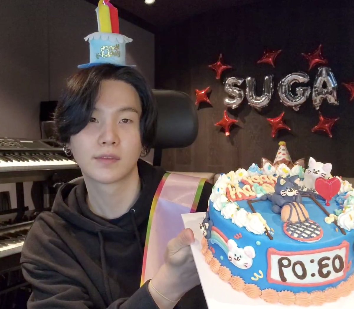 charts_k's tweet photo. Happy birthday, Suga! 🐱🎂 @BTS_twt

#HappyBirthdaySUGA https://t.co/nucXsVGdLm
