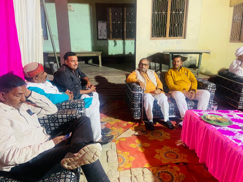 Kaliprasad4bjp's tweet photo. आज अपने विधानसभा क्षेत्र #सलेमपुर में..
ग्राम #भरौली के पूर्व प्रधान, मण्डल मंत्री #श्री_सन्तोष_दुबे_जी के पिता जी के ब्रम्हभोज में उपस्थित होकर उनके चित्र पर पुष्प अर्पित कर विनम्र श्रधांजलि अर्पित किया व पुण्य आत्मा की शांति के लिए प्रार्थना की।
@BJP4UP https://t.co/Plywk2Ez8N