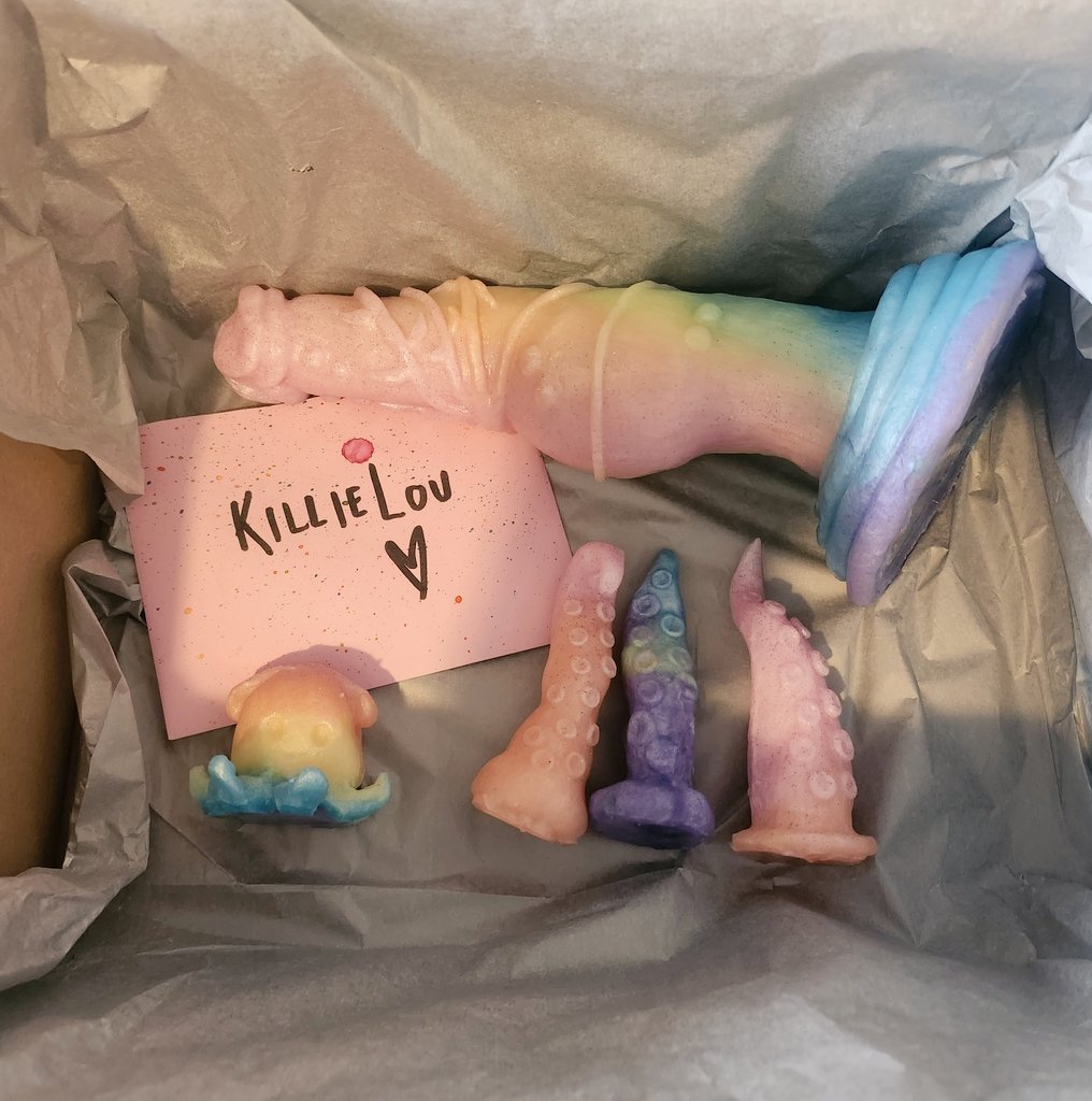 killielou's tweet photo. Look at this incredible box of goodies I just recieved from @TheBeastAsylum 😈

I'll be posting the full unboxing video tomorrow because wow! https://t.co/7BEWiaFnLO