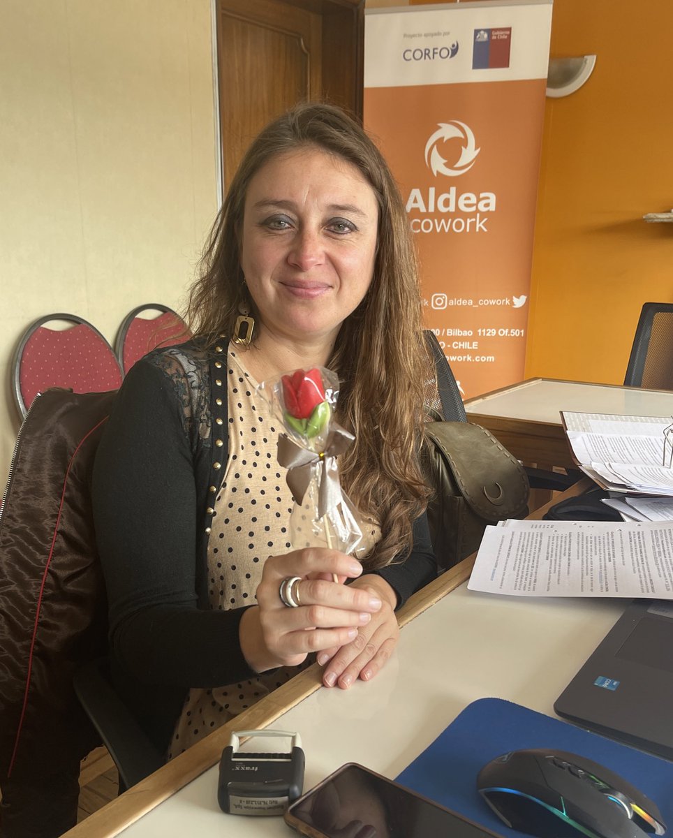 Queremos agradecer a todas las #mujeres 💜 que son y han sido parte de la comunidad #AldeaCowork 🧡 en #Osorno por su empuje, cariño y ejemplo. Gracias a nuestra nueva anfitriona <a href="/dupylina/">Caro Dupuy Guarda</a> por integrarse y a #Aldeartesanal 💚 por el botón floral de chocolate artesanal 😋 #Chile