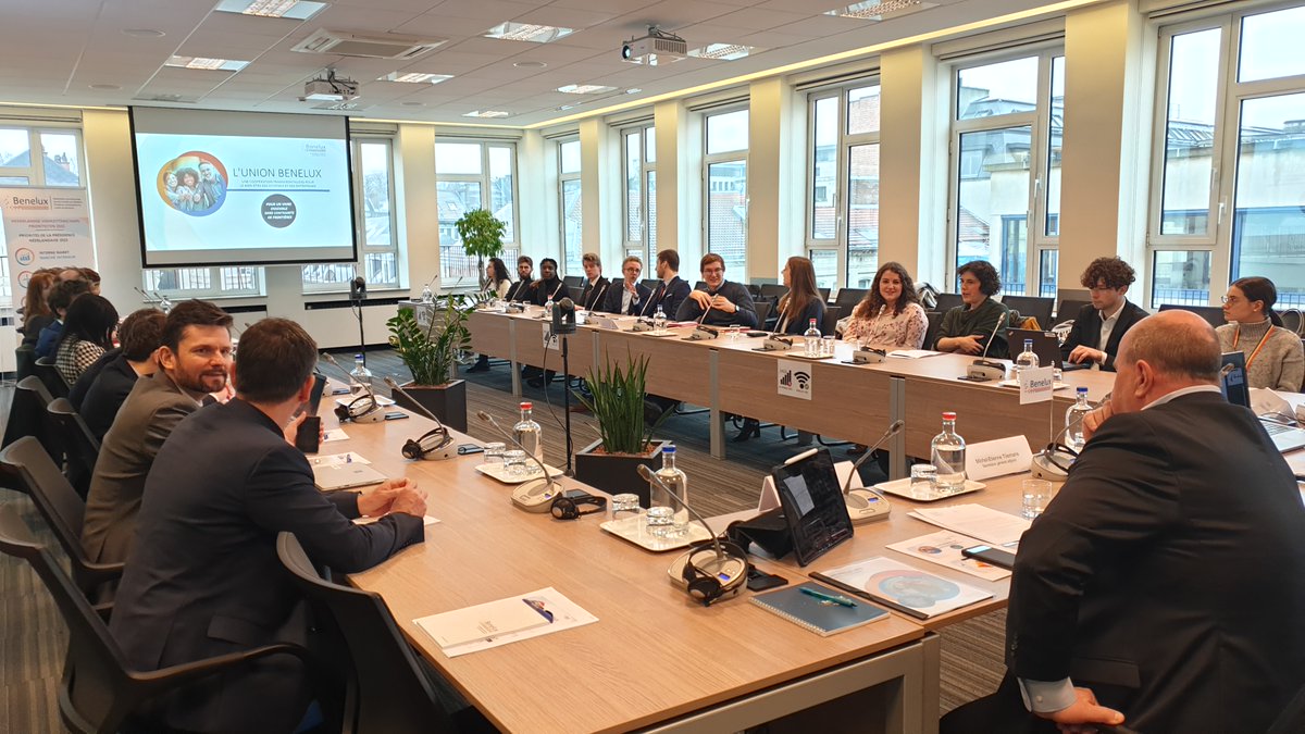 beneluxunion's tweet photo. Sec.gén.adj. @TilemansMichel a accueilli des stagiaires diplomates🇧🇪, membres @BelgiumMFA et chercheurs @EgmontInstitute 

Bonne occasion de présenter le #Benelux, son fonctionnement, projets actuels. Son rôle de laboratoire pour UE aussi au coeur du débat

Merci de votre visite. https://t.co/BWX0vO8ydo