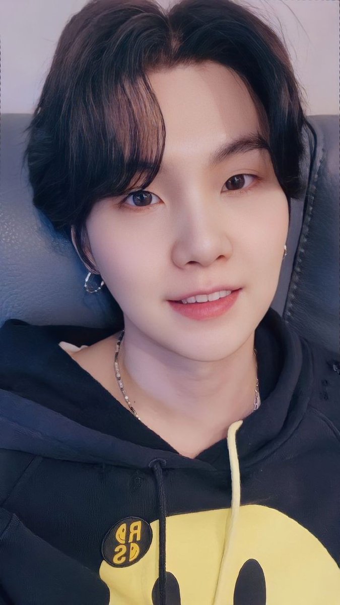sceneryfortae's tweet photo. Happy birthday min yoongi 🎂🎉 stay happy and healthy 💜

#HappySUGADay
#HappyBirthdaySUGA
#GeniusMinPDDay https://t.co/MzyQkXSwiw