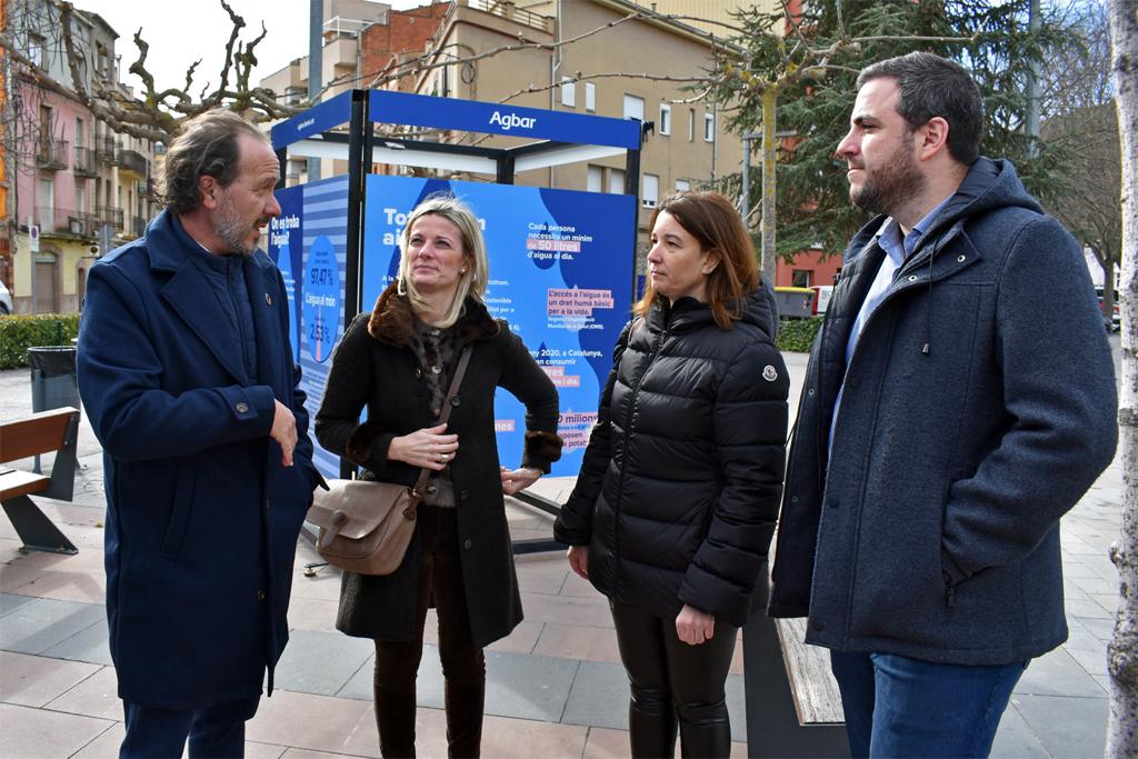 Veolia_Cat's tweet photo. 💧 A #Súria, hem inaugurat l'exposició #OperacióAigua per reflexionar sobre els usos de l'aigua.

🤝 Hi han participat l'alcalde Albert Coberó i la nostra gerent @eguiradot.

📍L'exposició està situada a la plaça Sant Joan.

🗓️ Fins al 20 de març. https://t.co/B60RQS5iBi