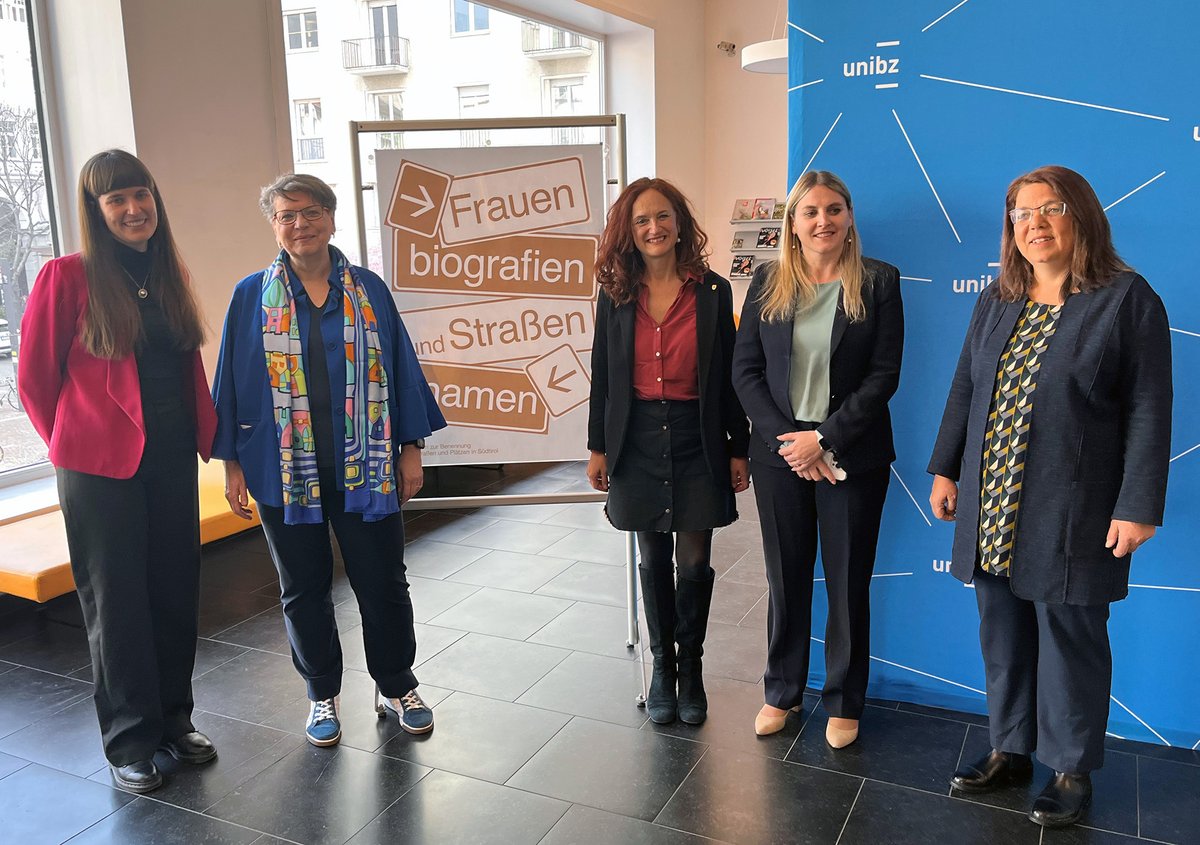 Oggi #8Marzo le storiche dell'@unibz_news, Siglinde Clementi e Franziska Cont hanno presentato la raccolta di nomi di donne da mettere a disposizione dei comuni dell'Alto Adige per strade e piazze. Tutto è nato da una mozione del 2018 di @brigittefoppa Che soddisfazione!