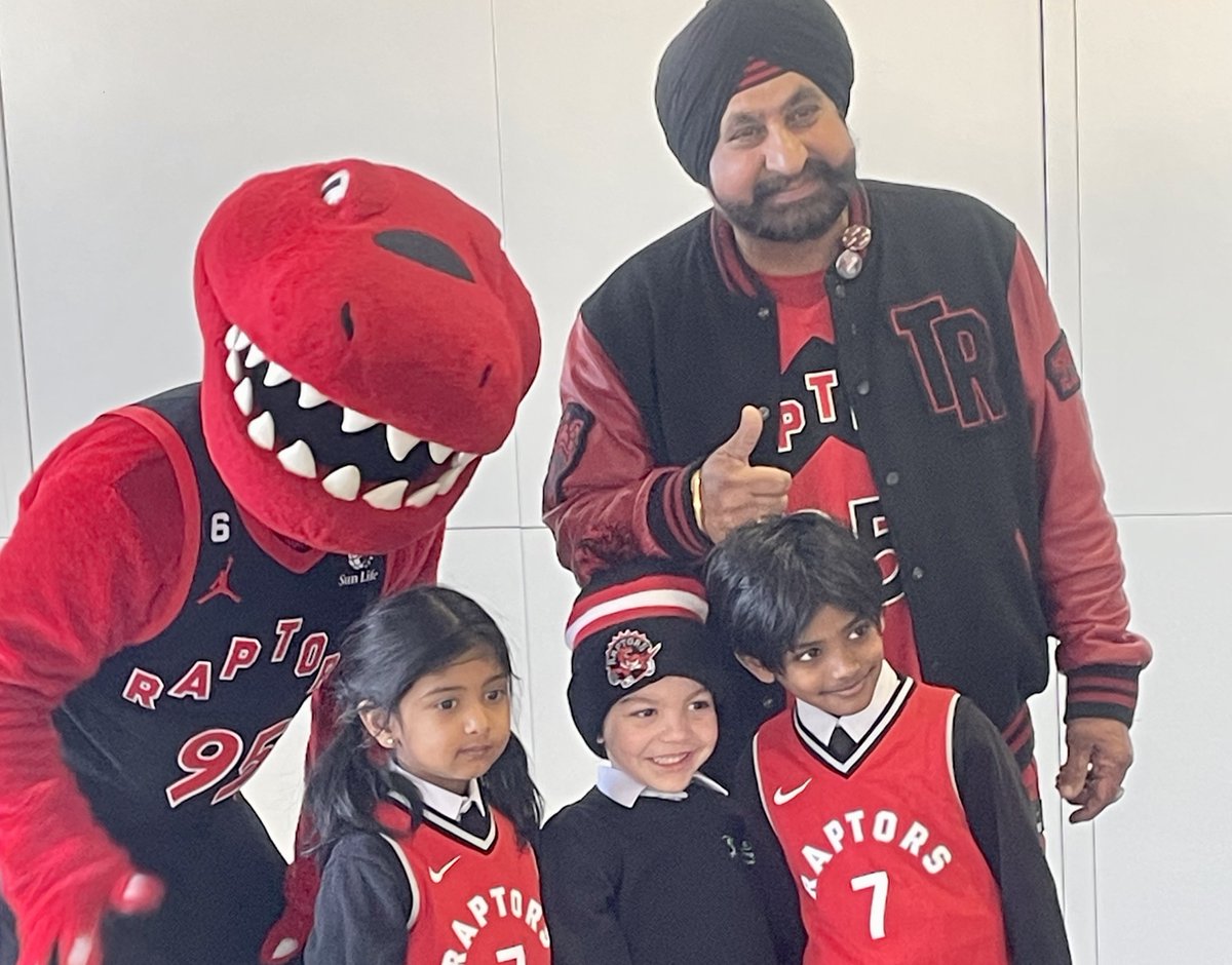 CBC_TOCommunity's tweet image. Little people can do BIG things! A big shout-out to  @MontessoriEM in #Scarborough, the winners of @CBCToronto &amp;amp; @DailyBreadTO's inaugural Sounds of the Season School Challenge! Today the students were surprised by some special guests: @superfan_nav &amp;amp; @raptors mascot #cbcgives