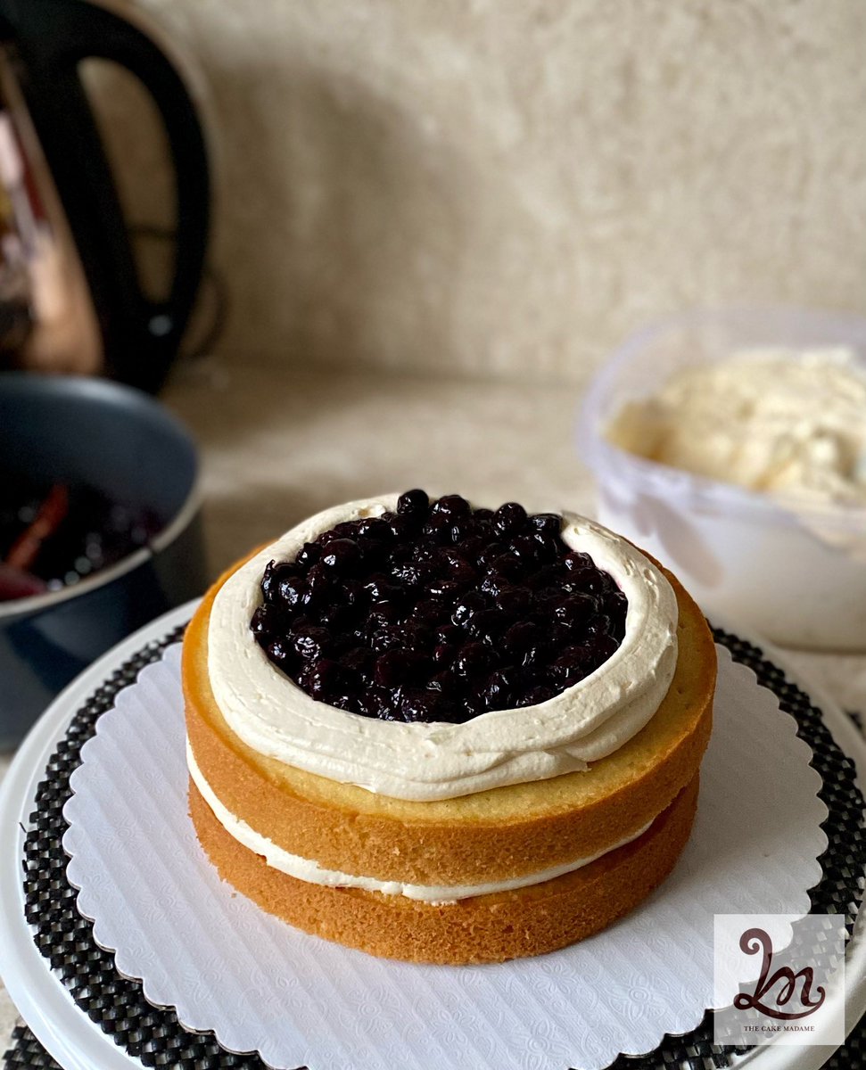 TheCakeMadame's tweet photo. Starting back with this 6 inch 3 layered lemon sponge with a blueberry compote between each layer. Cream cheese frosting and babyβs breath to finish it off!
#LemonSponge #BlueberryCompote #CreamCheeseFrosting #Cakegasm https://t.co/0JyYDk8VDv