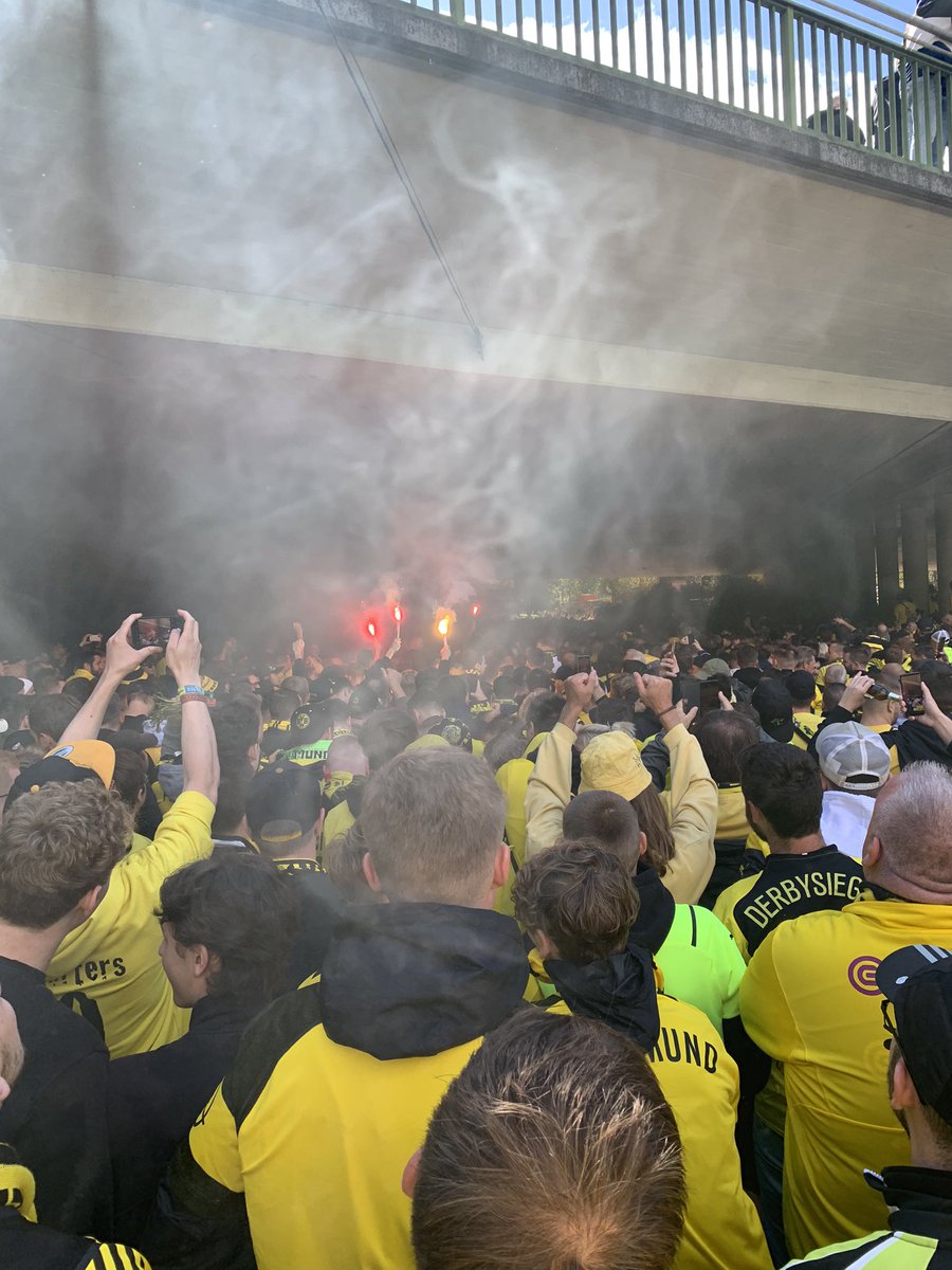 Ich habe hier keine große (und suche auch keine) Reichweite, aber vielleicht liest es ja zufällig jemand.

Sofern jemand spontan einen Gästesteher für Samstag inner Turnhalle übrig hat, gerne melden. 

Heja #BVB #S04BVB