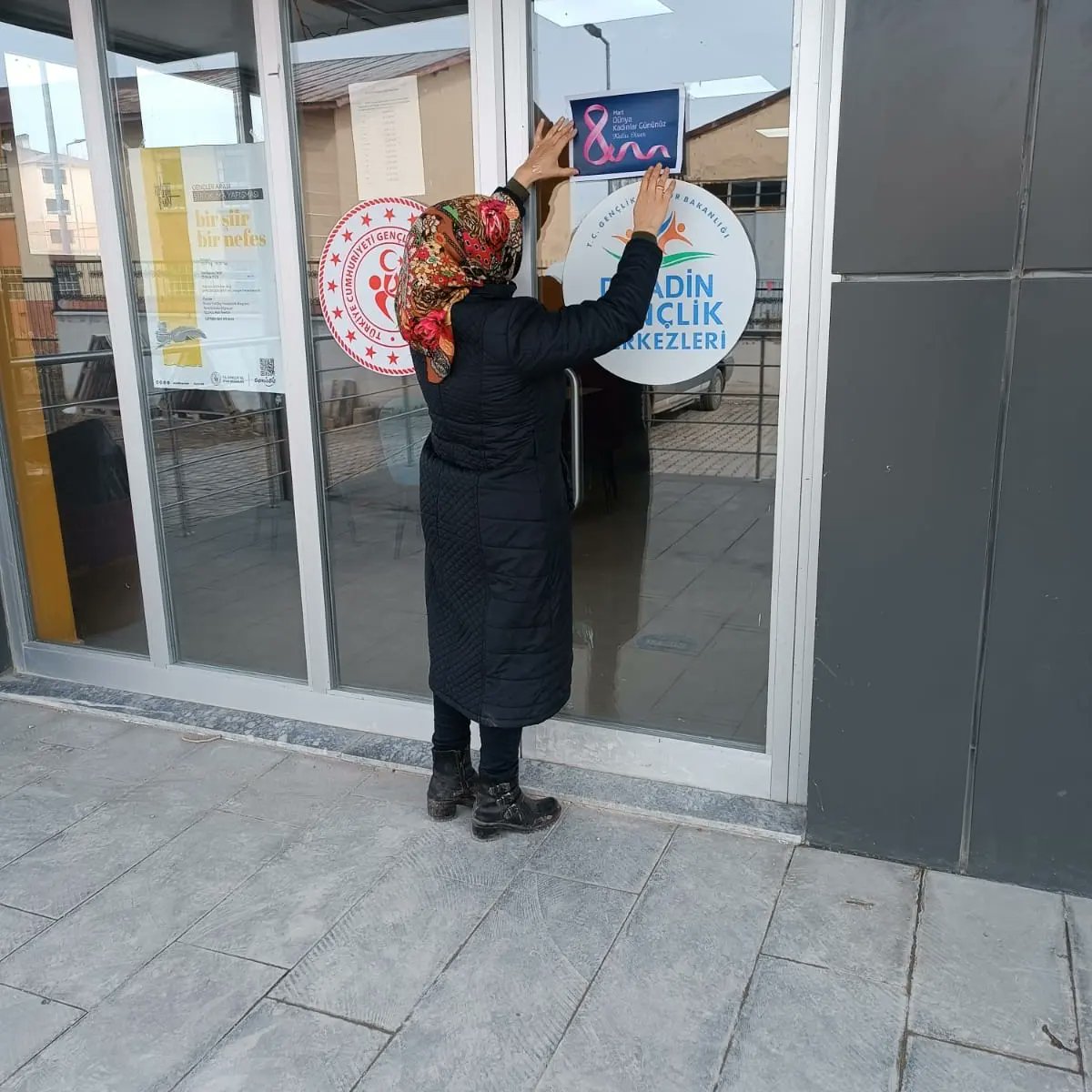 8 Mart Dünya Kadınlar Günü münasebetiyle Diyadin Belediyesi iş birliği ile  ilçedeki kurumlara afişler asıldı.