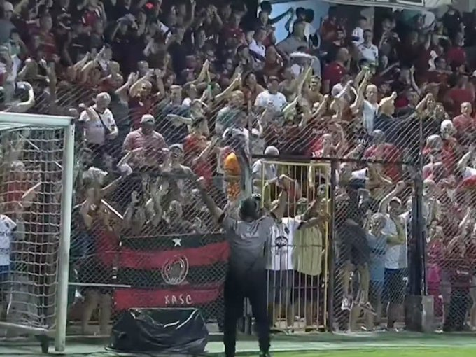 OtavioPedeli's tweet photo. O @GEBrasilOficial que dá certo é o que tem o Rogério Zimmermann, no comando do time, e  ingressos promocionais para a torcida lotar as arquibancadas! 

Essa é a receita de sucesso do Brasil de Pelotas nas últimas duas décadas. 

Faz o pix @CBF_Futebol. Avante Xavante! 🏹💪🏽 https://t.co/7Xc8dq9fjQ