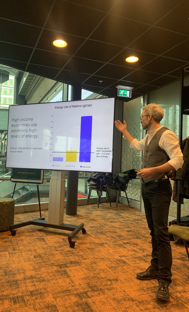 Inspiring presentation by Prof @jasonhickel - leading figure in the emerging degrowth movement & author of 📚 ‘Less is More, Why Degrowth Will Save the World’. Thanks to @commonsnetwork for organizing. jasonhickel.org/about @DutchMFA @StevenCollet @SandraPellegrom 🧵1/3