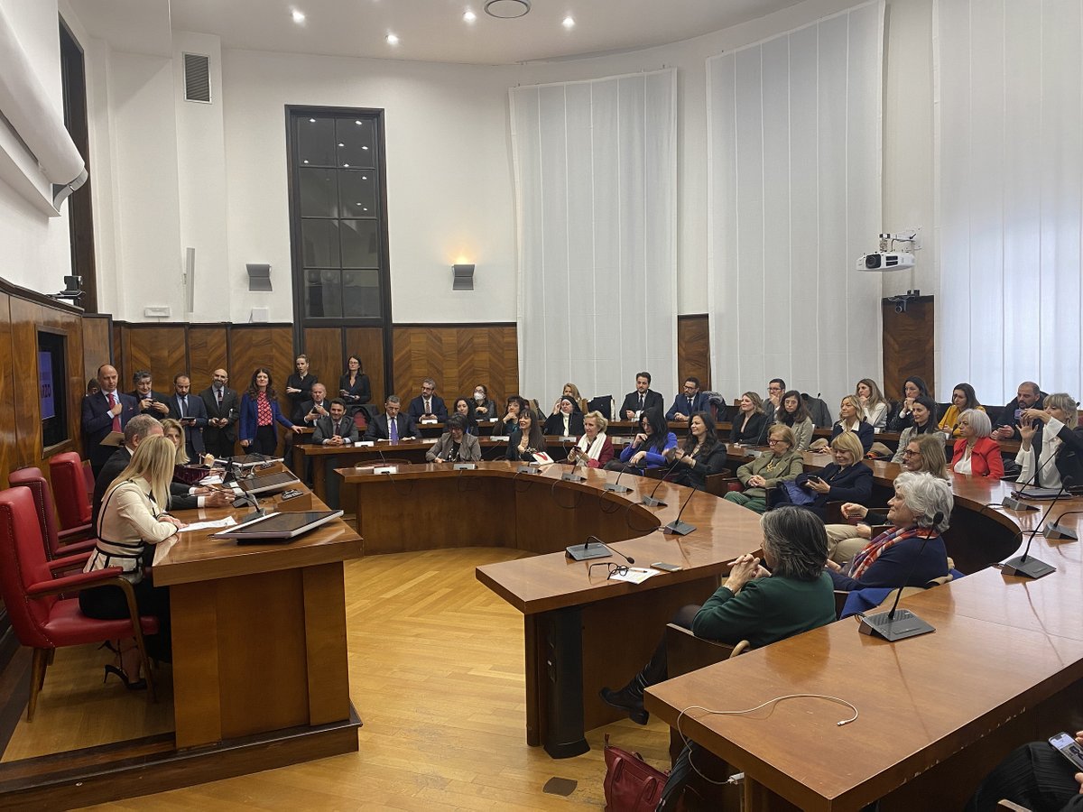 A #PalazzoPiacentini la cerimonia per l’emissione del francobollo per l'#8marzo dedicato alle #imprenditrici con ministro <a href="/adolfo_urso/">Adolfo Urso</a>, sottosegretario <a href="/FaBergamotto/">Fausta Bergamotto</a>, associazioni di categoria, Stati Generali delle Donne e Comitato #ImpresaDonna.
👉🏻 mise.gov.it/it/notizie-sta…