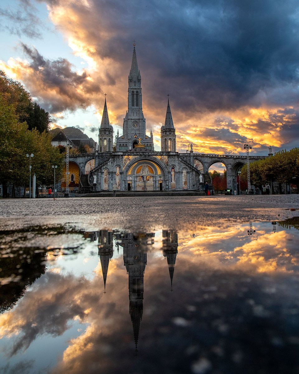 lourdes_france's tweet photo. Symphonie de bleus et d’orangés à #Lourdes

📷 ©Photo SNDL / Pierre Vincent https://t.co/czU0sKkl1L