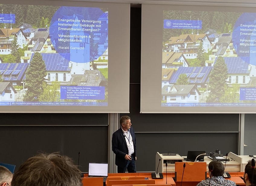 Momentan läuft die 5. Tagung »Nutzerorientierte Bausanierung« an der <a href="/bauhaus_uni/">Bauhaus-Uni Weimar</a> Weimar. Heute mit dabei: Prof. Harald Garrecht mit seinem Vortrag »Energetische Versorgung historischer Gebäude mit Erneuerbaren Energien? Voraussetzungen und Möglichkeiten«
uni-weimar.de/de/bauingenieu…