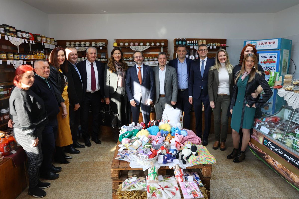 Kompanija Litopapir pokazuje kako direktne investicije iz država članica, na ovom primeru 🇸🇪, unapređuju lokalna preduzeća. Takođe, posetili smo lokalne proizvođače hrane u Čačku. Ekonomska saradnja EU i Srbije stvara osnovu za ekonomski rast