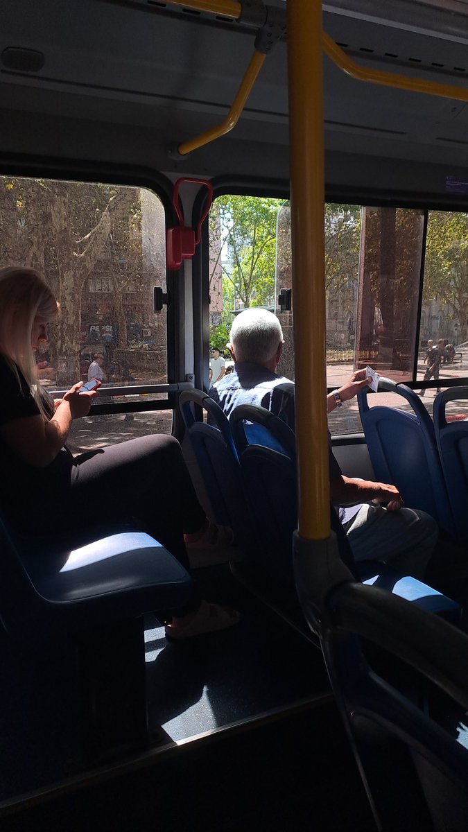 CIoeFish's tweet photo. DON...EL BUS VA CON AIRE ACONDICIONADO, POR QUE ABRE LA VENTANILLA...EL ÚNICO SER QUE HACE ESO.🫣 https://t.co/16OLm6yvEV