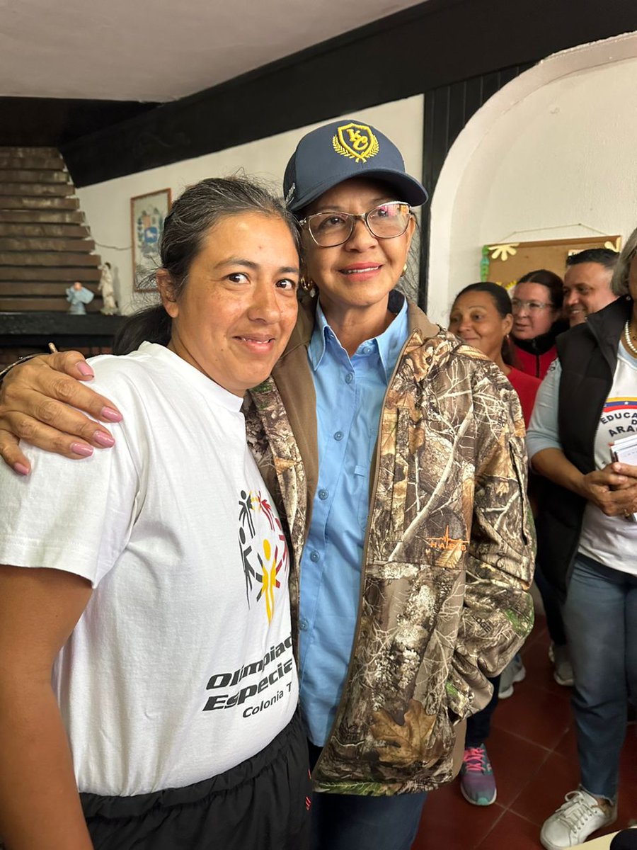 #ARAGUA | Dos escuelas de Tovar recibieron dotación para rehabilitación.

Amplía está noticia en el siguiente link 👉bit.ly/3kYasvu

<a href="/NicolasMaduro/">Nicolás Maduro</a>
<a href="/delcyrodriguezv/">Delcy Rodríguez</a>
<a href="/dcabellor/">Diosdado Cabello R</a>
<a href="/Soykarinacarpio/">Karina Carpio</a>
<a href="/DarwinCaceresL/">Darwin Caceres</a> 
 
#AraguaReverdece
#ChávezFeminista