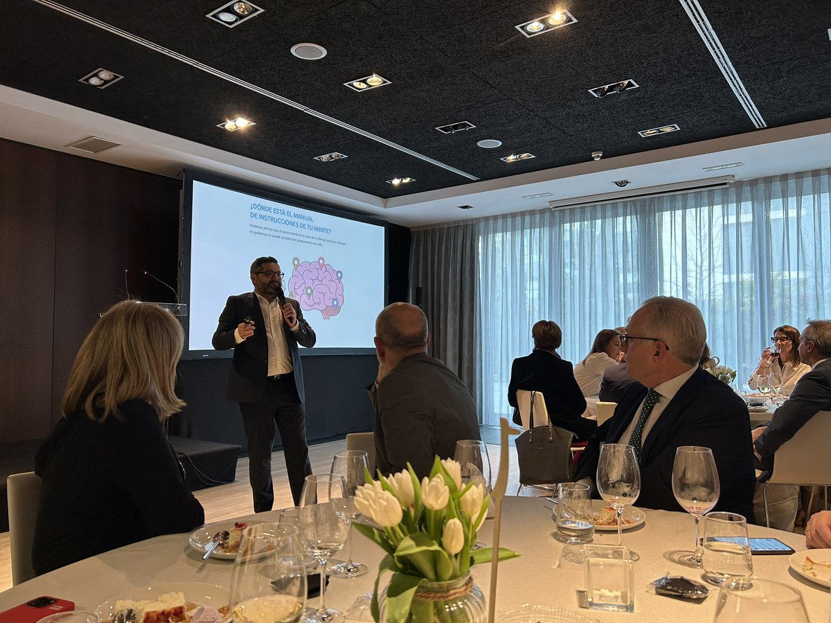 aalmodobar's tweet image. Con mi querido amigo el Profesor @dbiosca asistiendo a la comida del Club de Directores de Hotel - Club25 que además ha concluido con una interesante sesión de coaching y aprendizaje a cargo de José Ramón García Guinarte, Director del Instituto de Neurociencia y Alto Rendimiento.