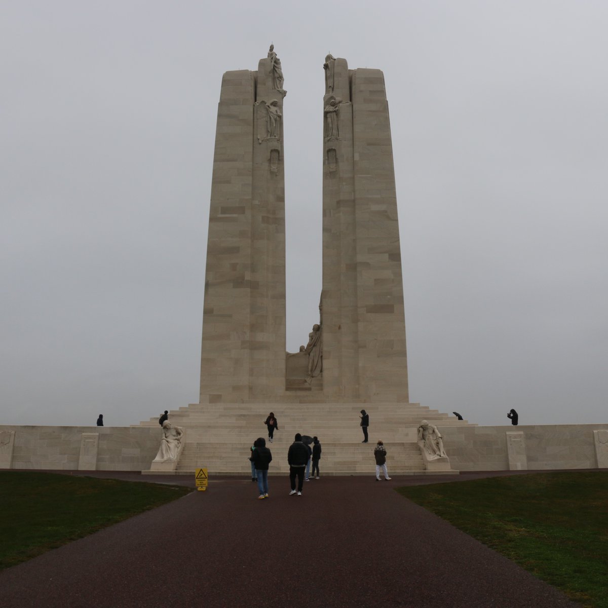 IUTdeLens's tweet image. 🌎 SEMAINE INTERNATIONALE : Day 3. Jour 3. 🌎

Day off pour nos projets internationaux en ce troisième jour. ✌️

Au programme de cette journée :
▶ la visite d'un lieu chargé d'histoire internationale : le mémorial de Vimy et son musée.
▶ activités détente sur Arras.