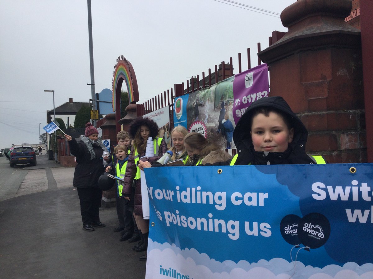 EllisonPrimary's tweet image. Today the children were in Ellison street sharing their knowledge to educate parents on the effects of idling. Thank you to all the parents who supported and  signed the pledge not to idle.  We will be out again tomorrow. #ellisoncommunity #airawarestaffs