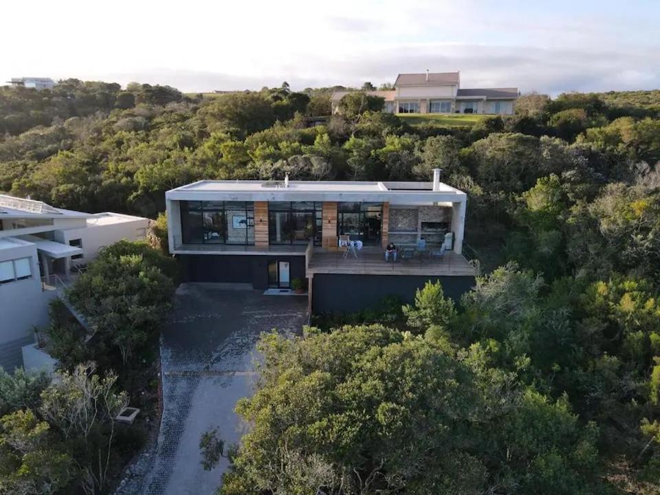 PropertyBaskett's tweet photo. Ocean View Villa Wilderness
Location:  Wilderness, Western Cape
Price: Starts from R 6,071 /2-night for 4 guests.
Entire Villa ideal for a travel group of 4, Check out more details here https://t.co/jQufgjgNcp.
https://t.co/nuseGRtMFO
#Sete 
#mpofu https://t.co/fFgvjVW7DE