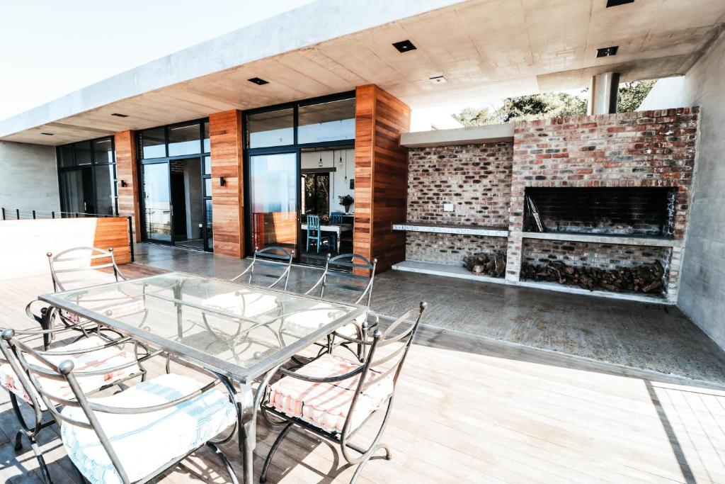 PropertyBaskett's tweet photo. Ocean View Villa Wilderness
Location:  Wilderness, Western Cape
Price: Starts from R 6,071 /2-night for 4 guests.
Entire Villa ideal for a travel group of 4, Check out more details here https://t.co/jQufgjgNcp.
https://t.co/nuseGRtMFO
#Sete 
#mpofu https://t.co/fFgvjVW7DE